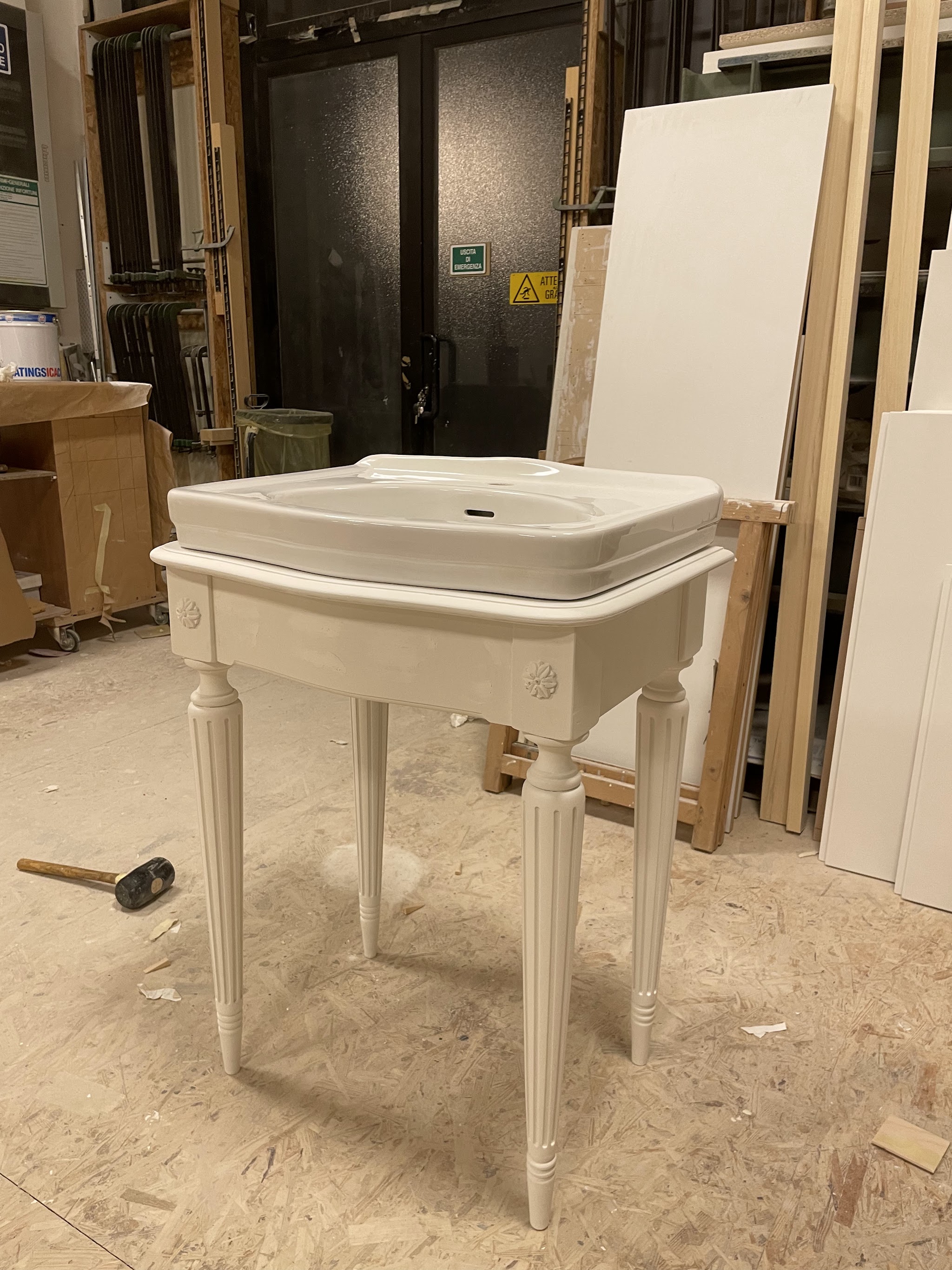 Mobile lavabo classico realizzato in falegnameria