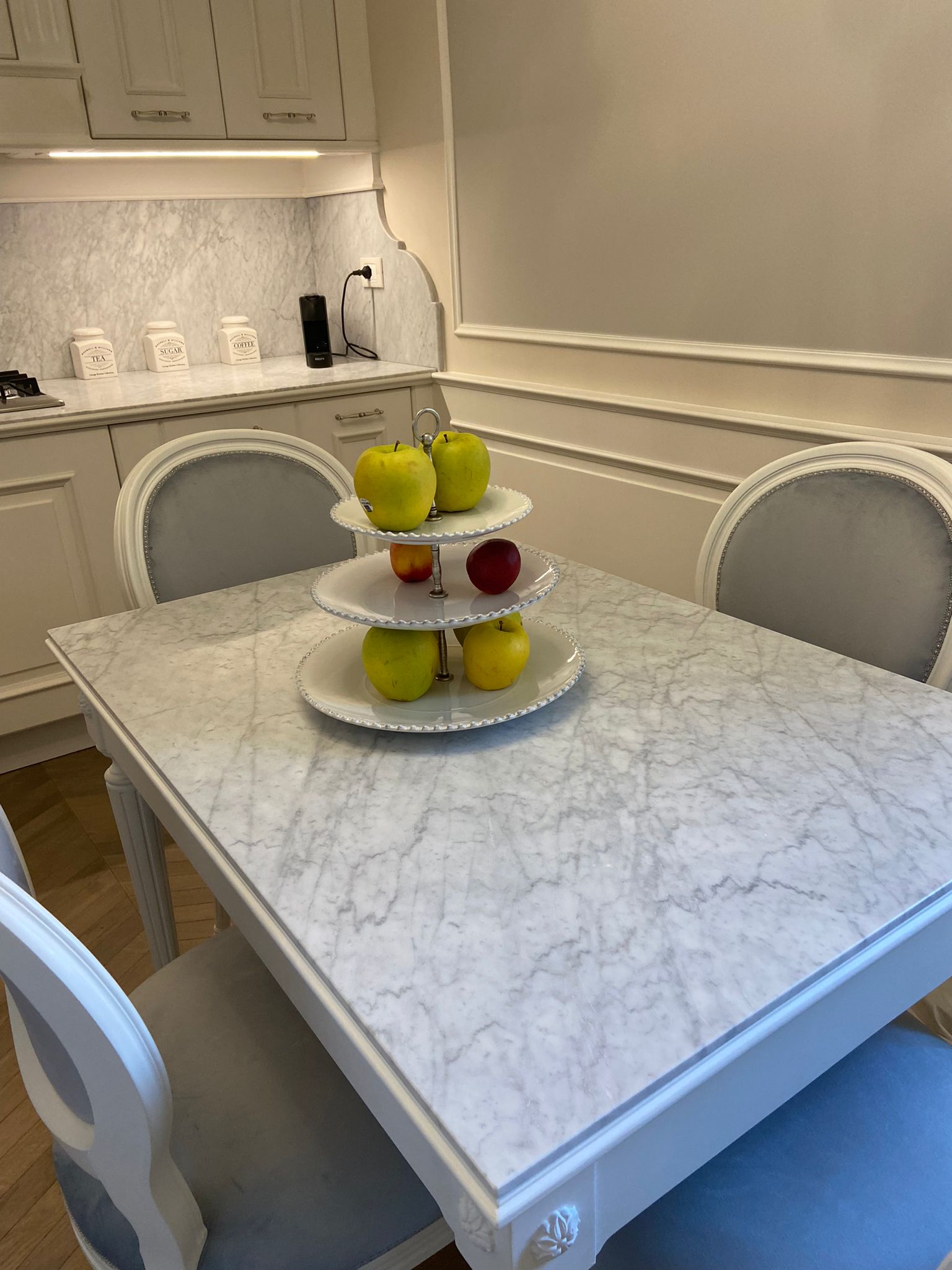 Cucina e tavolo realizzati in un interno classico