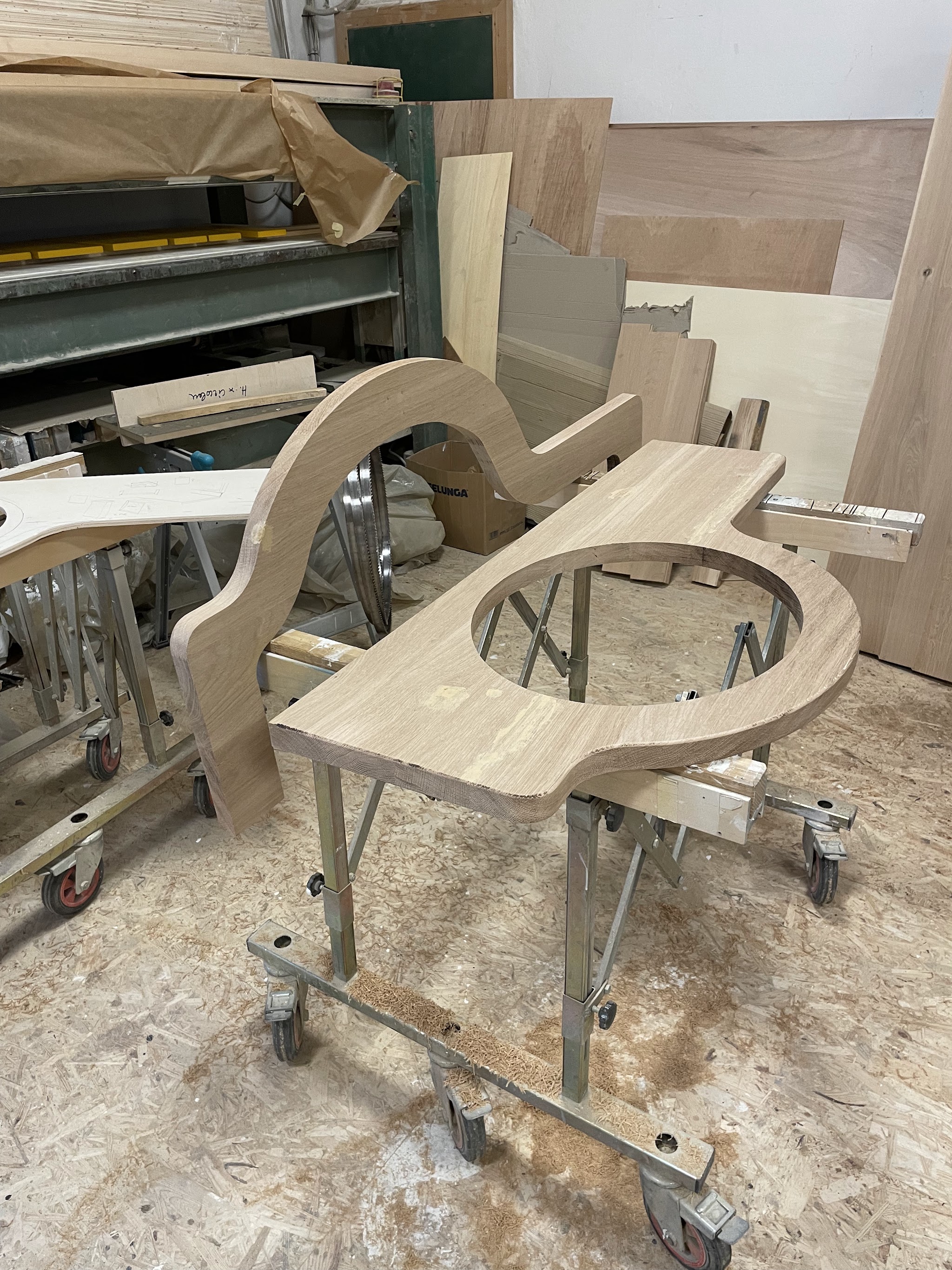Elemento curvo di legno in lavorazione in falegnameria