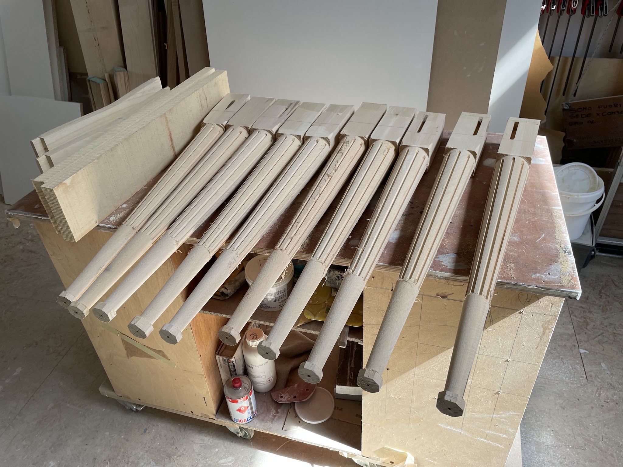 Gambe tornite in legno durante la lavorazione